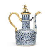 AN ORMOLU-MOUNTED CHINESE PORCELAIN BLUE AND WHITE EWER - Foto 4