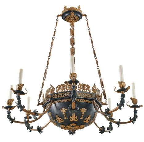 A RUSSIAN ORMOLU AND PATINATED BRONZE EIGHT-LIGHT CHANDELIER - Foto 2