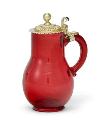 A GERMAN SILVER-GILT MOUNTED SMALL RUBY GLASS TANKARD - Foto 1