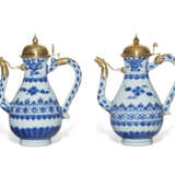 A MATCHED PAIR OF GILT-WHITE METAL MOUNTED CHINESE PORCELAIN BLUE AND WHITE EWERS - Foto 1