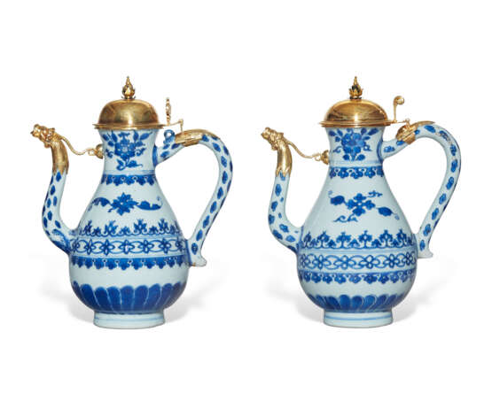 A MATCHED PAIR OF GILT-WHITE METAL MOUNTED CHINESE PORCELAIN BLUE AND WHITE EWERS - Foto 1