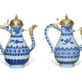 A MATCHED PAIR OF GILT-WHITE METAL MOUNTED CHINESE PORCELAIN BLUE AND WHITE EWERS - Foto 2