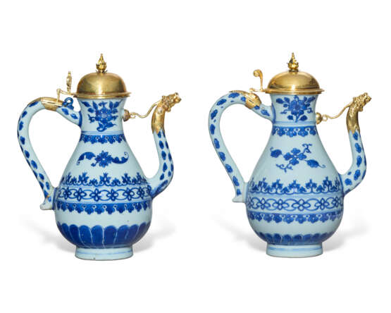 A MATCHED PAIR OF GILT-WHITE METAL MOUNTED CHINESE PORCELAIN BLUE AND WHITE EWERS - Foto 2