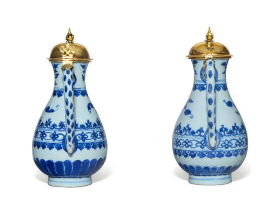 A MATCHED PAIR OF GILT-WHITE METAL MOUNTED CHINESE PORCELAIN BLUE AND WHITE EWERS - Foto 3