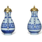 A MATCHED PAIR OF GILT-WHITE METAL MOUNTED CHINESE PORCELAIN BLUE AND WHITE EWERS - Foto 3