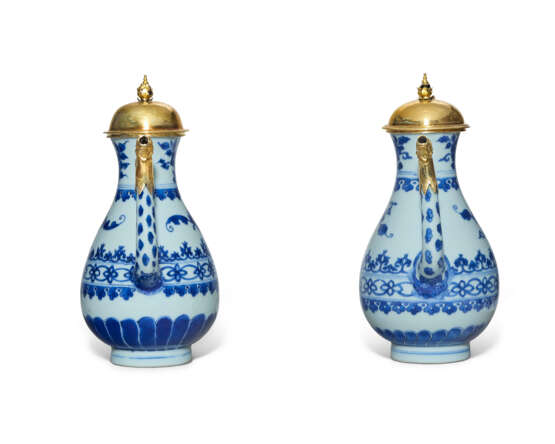 A MATCHED PAIR OF GILT-WHITE METAL MOUNTED CHINESE PORCELAIN BLUE AND WHITE EWERS - Foto 4