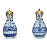 A MATCHED PAIR OF GILT-WHITE METAL MOUNTED CHINESE PORCELAIN BLUE AND WHITE EWERS - Foto 4