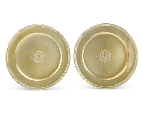 A PAIR OF ROYAL GERMAN SILVER-GILT EWERS AND SIDEBOARD DISHES - photo 2