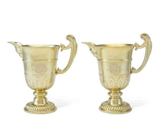 A PAIR OF ROYAL GERMAN SILVER-GILT EWERS AND SIDEBOARD DISHES - photo 3