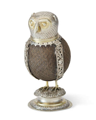 A GERMAN PARCEL-GILT SILVER-MOUNTED COCONUT CUP IN THE THE FORM OF AN OWL - photo 2