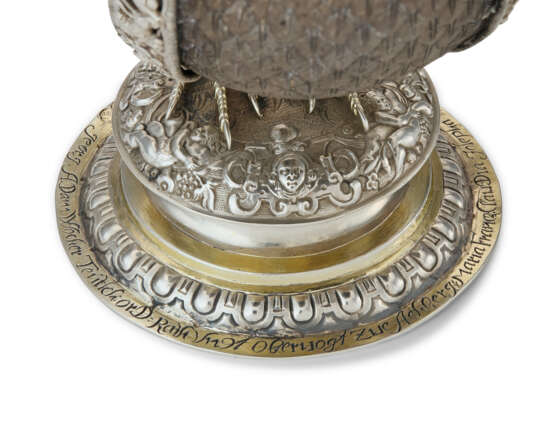 A GERMAN PARCEL-GILT SILVER-MOUNTED COCONUT CUP IN THE THE FORM OF AN OWL - photo 4