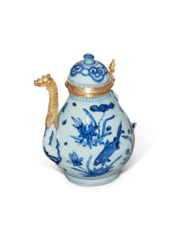 TWO ORMOLU-MOUNTED CHINESE EXPORT PORCELAIN BLUE AND WHITE TEAWARES - photo 7