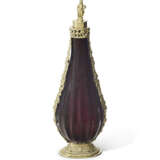 A CONTINENTAL SILVER-GILT MOUNTED RUBY GLASS FLASK AND COVER - Foto 1