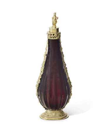 A CONTINENTAL SILVER-GILT MOUNTED RUBY GLASS FLASK AND COVER - Foto 1