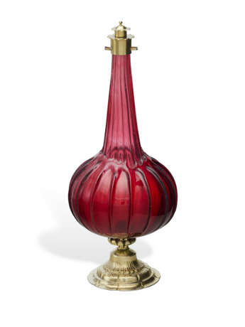 A GERMAN SILVER-GILT MOUNTED RUBY GLASS SCENT BOTTLE AND STOPPER - фото 1