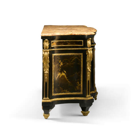 A LATE LOUIS XV ORMOLU-MOUNTED, EBONY, JAPANESE LACQUER AND VERNIS-DECORATED COMMODE - Foto 3