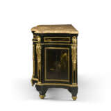 A LATE LOUIS XV ORMOLU-MOUNTED, EBONY, JAPANESE LACQUER AND VERNIS-DECORATED COMMODE - Foto 4