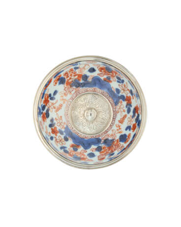 A REGENCE SILVER-MOUNTED IMARI PORCELAIN BOWL AND COVER - photo 2