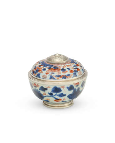 A REGENCE SILVER-MOUNTED IMARI PORCELAIN BOWL AND COVER - photo 3