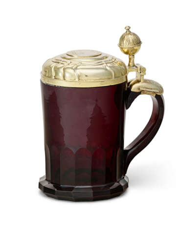 A GERMAN SILVER-GILT-MOUNTED LARGE RUBY GLASS TANKARD - photo 1