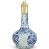 A JAMES I SILVER-GILT MOUNTED CHINESE PORCELAIN BLUE AND WHITE BOTTLE AND COVER - Foto 1