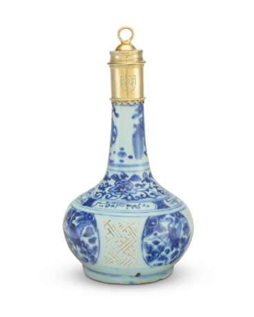 A JAMES I SILVER-GILT MOUNTED CHINESE PORCELAIN BLUE AND WHITE BOTTLE AND COVER - Foto 1