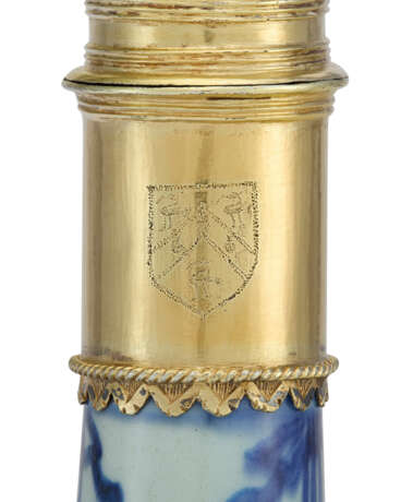 A JAMES I SILVER-GILT MOUNTED CHINESE PORCELAIN BLUE AND WHITE BOTTLE AND COVER - Foto 2