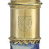 A JAMES I SILVER-GILT MOUNTED CHINESE PORCELAIN BLUE AND WHITE BOTTLE AND COVER - Foto 2