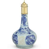 A JAMES I SILVER-GILT MOUNTED CHINESE PORCELAIN BLUE AND WHITE BOTTLE AND COVER - Foto 3