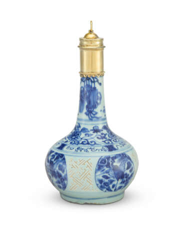 A JAMES I SILVER-GILT MOUNTED CHINESE PORCELAIN BLUE AND WHITE BOTTLE AND COVER - Foto 3