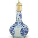 A JAMES I SILVER-GILT MOUNTED CHINESE PORCELAIN BLUE AND WHITE BOTTLE AND COVER - Foto 4