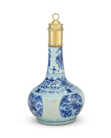 A JAMES I SILVER-GILT MOUNTED CHINESE PORCELAIN BLUE AND WHITE BOTTLE AND COVER - Foto 4