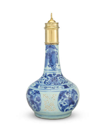 A JAMES I SILVER-GILT MOUNTED CHINESE PORCELAIN BLUE AND WHITE BOTTLE AND COVER - Foto 5