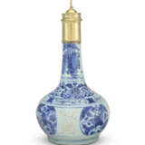 A JAMES I SILVER-GILT MOUNTED CHINESE PORCELAIN BLUE AND WHITE BOTTLE AND COVER - Foto 5