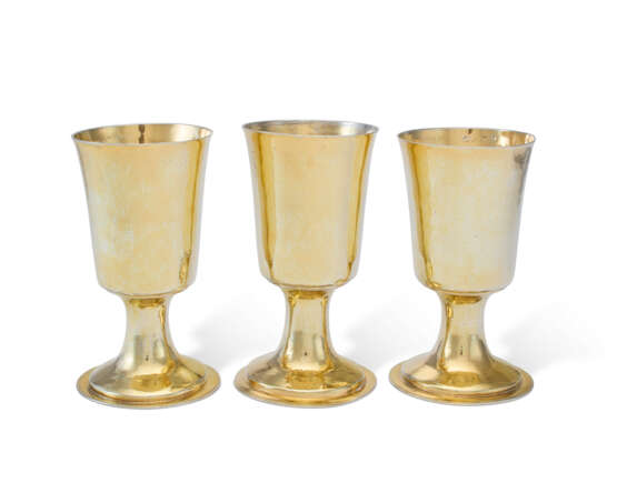 A CHARLES II AND GEORGE I EIGHT-PIECE SILVER-GILT COMMUNION SERVICE - фото 3