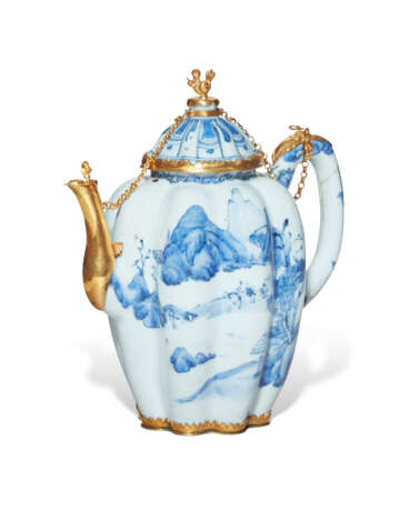 AN ORMOLU-MOUNTED CHINESE EXPORT PORCELAIN TEAPOT AND A COVER - фото 1