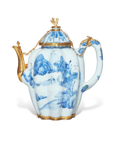 AN ORMOLU-MOUNTED CHINESE EXPORT PORCELAIN TEAPOT AND A COVER - фото 2