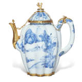 AN ORMOLU-MOUNTED CHINESE EXPORT PORCELAIN TEAPOT AND A COVER - фото 2