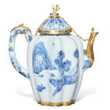 AN ORMOLU-MOUNTED CHINESE EXPORT PORCELAIN TEAPOT AND A COVER - фото 4