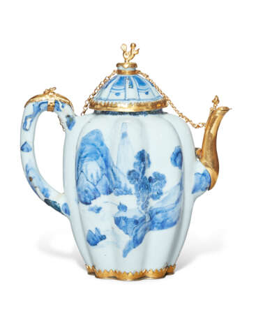 AN ORMOLU-MOUNTED CHINESE EXPORT PORCELAIN TEAPOT AND A COVER - фото 4