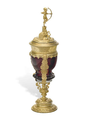 A GILT-COPPER MOUNTED RUBY GLASS CUP AND COVER - фото 1