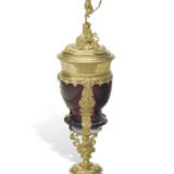 A GILT-COPPER MOUNTED RUBY GLASS CUP AND COVER - фото 1