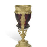 A GILT-COPPER MOUNTED RUBY GLASS CUP AND COVER - фото 2