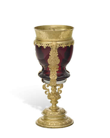 A GILT-COPPER MOUNTED RUBY GLASS CUP AND COVER - фото 2