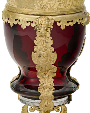 A GILT-COPPER MOUNTED RUBY GLASS CUP AND COVER - фото 5