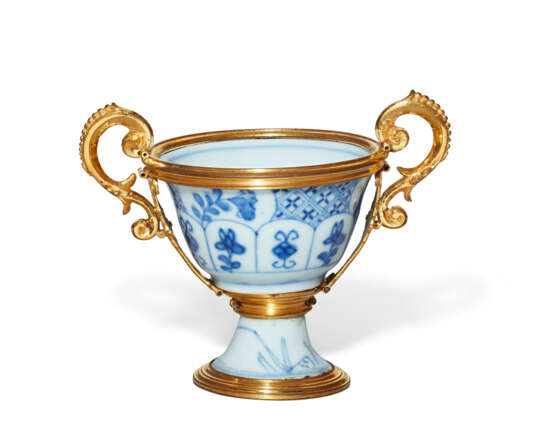 AN ORMOLU-MOUNTED CHINESE BLUE AND WHITE PORCELAIN CUP - фото 1