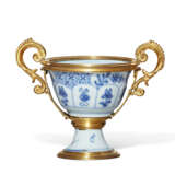 AN ORMOLU-MOUNTED CHINESE BLUE AND WHITE PORCELAIN CUP - фото 2