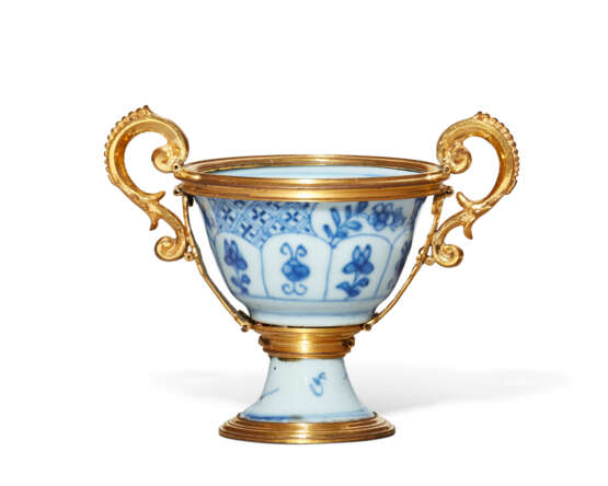 AN ORMOLU-MOUNTED CHINESE BLUE AND WHITE PORCELAIN CUP - фото 2