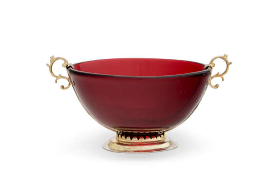 A GERMAN SILVER-GILT MOUNTED RUBY GLASS TWO-HANDLED BOWL - фото 1