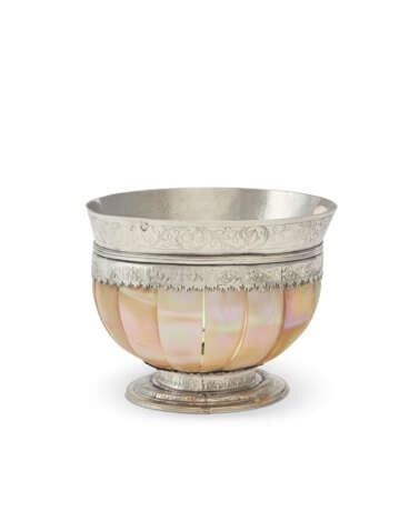 AN ELIZABETH I SILVER-MOUNTED MOTHER-OF-PEARL BOWL - Foto 1